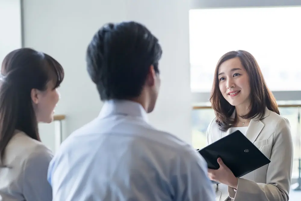 担当者がラウンジで立ち会う様子